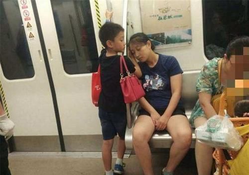 小男孩|男孩地铁上守护熟睡妈妈，让妈妈枕在腿上安心入睡，网友：真暖心