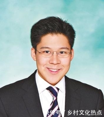 近况|41岁霍启刚近况曝光!压腿看到肚子的肉,动作吃力不忘炫耀郭晶晶