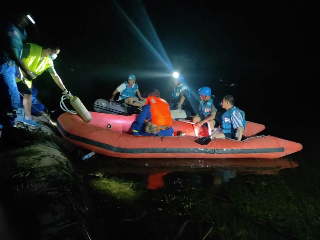 溺水|一天内俩男子溺水 救援人员三角钩搜寻捞上岸