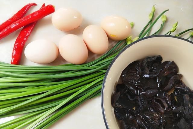  芹菜|这菜用来包饺子特鲜香，比芹菜鲜嫩，比茴香更香，再不吃就等明年