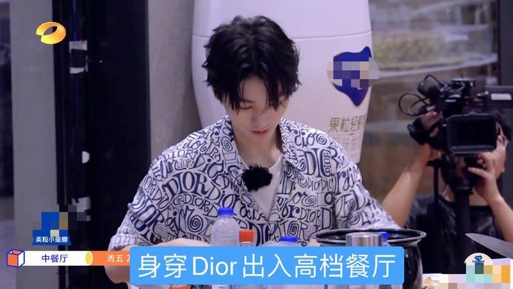 王俊凯|为准备800份盒饭:赵丽颖切菜切到手抖,王俊凯却是另一种画风