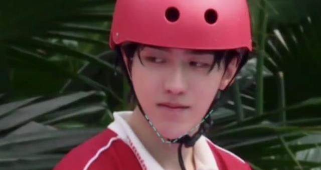  友都觉得|蔡徐坤见到水太开心，迫不及待跳进泳池，谁注意到张大大的反应？