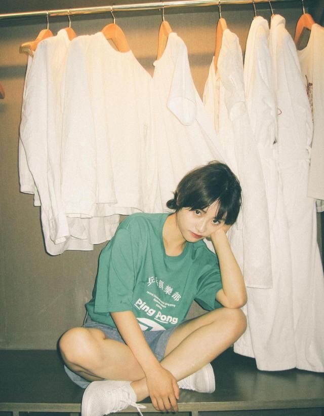 长裙|沈月穿搭土气？长裙搭配飞行帽元气满满，时尚大气又洋气十足