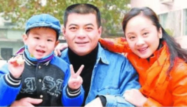  抛弃|捧红老公退圈生子，惨遭抛弃和儿子相依为命，老公却另娶她人！