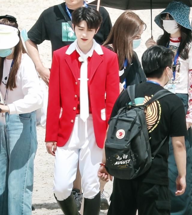  保护|跑男全员穿马术服，没有了瘦身滤镜的保护，郑恺的身材藏不住了