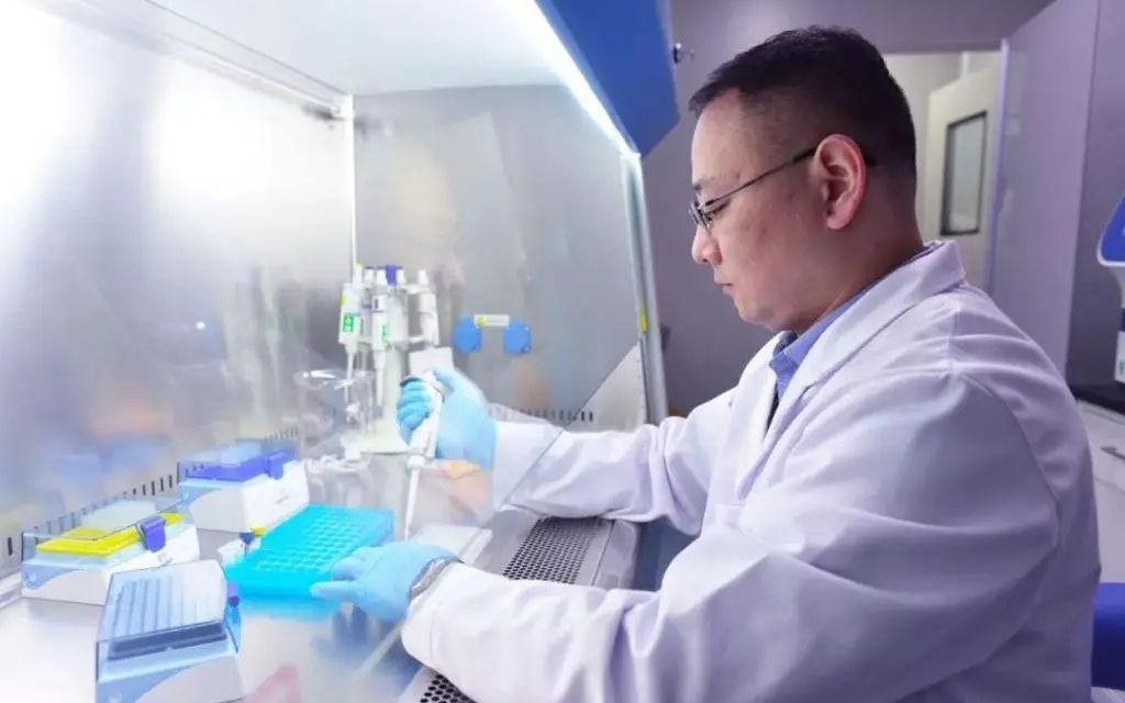 不值钱|别一看到“中科院博士后当辅警”，就认定“学历不值钱”