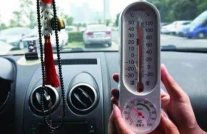 嚎啕大哭|烈日下 2岁儿童被锁车内嚎啕大哭,特警实施救援时,萌娃机智自救