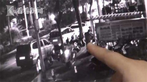 上前|老人街头推车3公里 民警上前帮忙!结果大跌眼镜