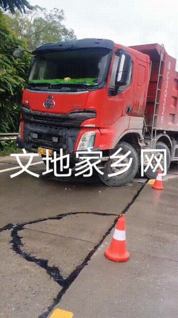 石垌|要紧！陆川石垌路段发生一起大货车翻车、损失惨重！