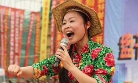  摆摊|草帽姐近况曝光！曾在“星光大道”走红，今路边卖摆摊葡萄