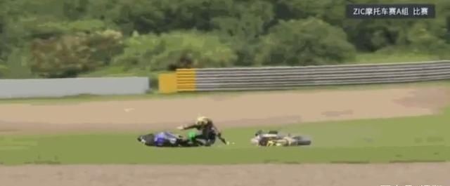 祝贺|王一博摔车尹正难过反问,你们欢呼什么?不愿意看到大家祝贺他