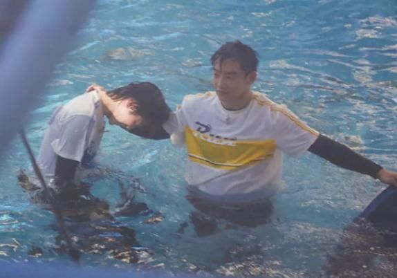  脱妆|蔡徐坤被郑恺按到水里，看到因遇水而“脱妆”的脸，这谁扛得住