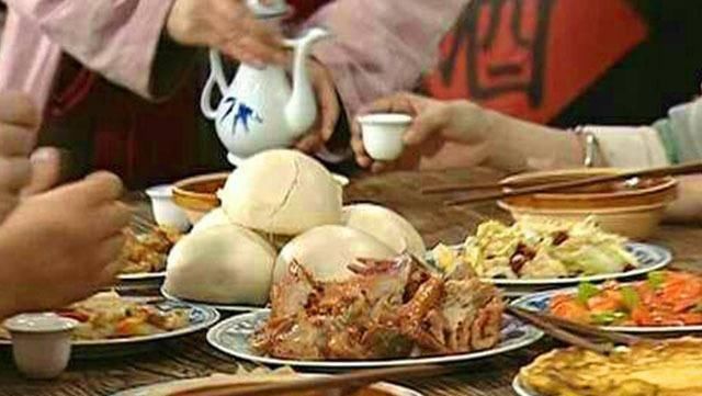  道具|电视剧里的饭菜都是假的吗？最后一部剧为了节省费用，居然这么做