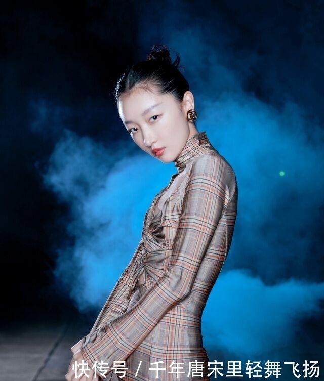 拍摄写真|周冬雨被黑得最惨的一次,熬夜拍大片,却被吐槽分不清正面和反面