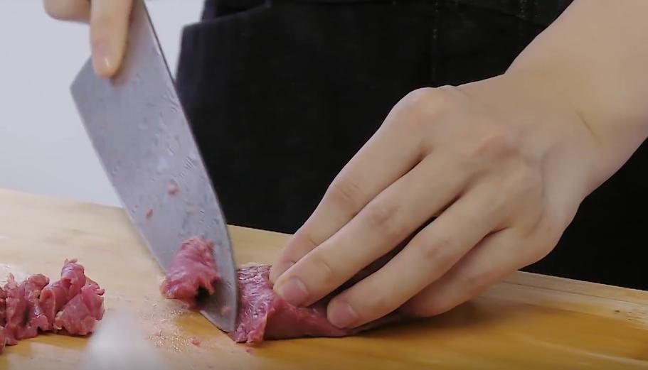  难怪|本以为赵丽颖不会做饭，看到她切牛肉的刀工，难怪非要结了婚再来