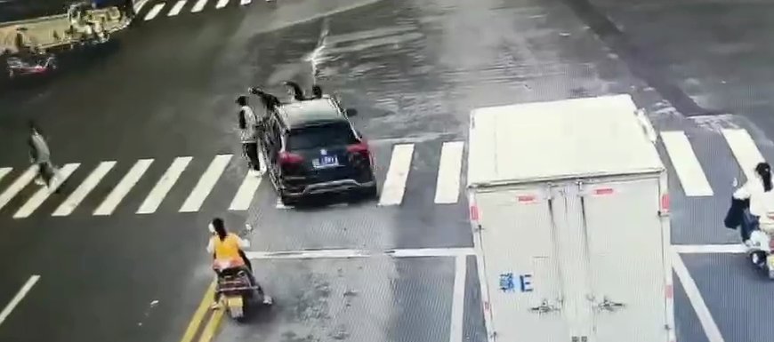 撞倒|痛心！上饶弋阳一车撞倒4名学生