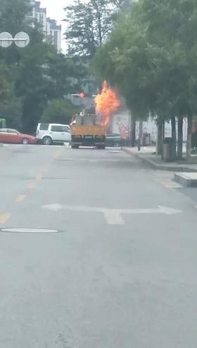  车辆|突发！阳关大道一车辆起火，车上有6个煤气罐！