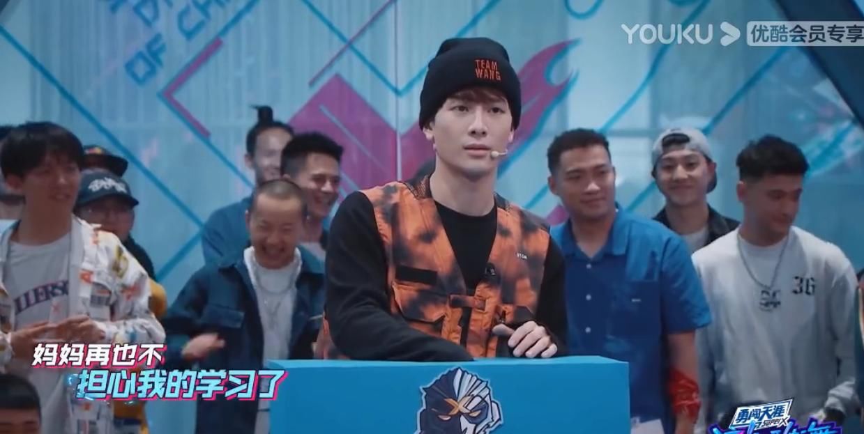  王一博|王一博：干嘛这样数呢？阅读理解满分了，张艺兴哥哥给你比个赞！