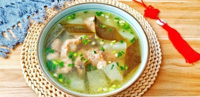  2克|分享＂火腿炖白菜、蒜泥茼蒿、萝卜木耳玉米团子＂的做法