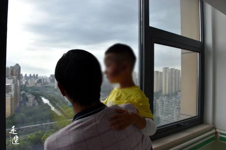  火场|噩耗传来：两进火场救子的爸爸，去世了……