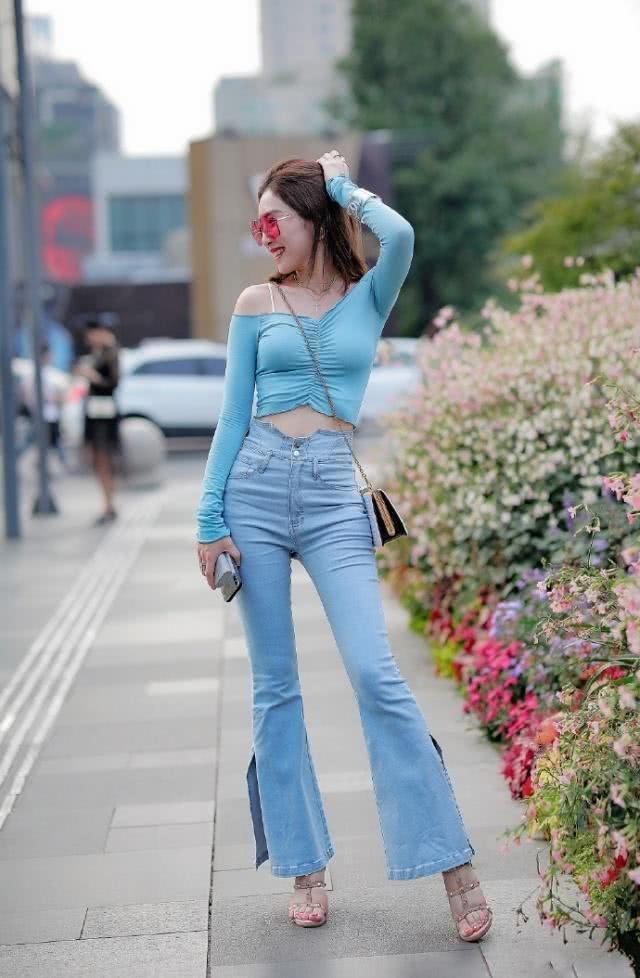 吊带|街拍：长发披肩的美女，牛仔裤搭配吊带背心，帅气中带有几分时尚魅力