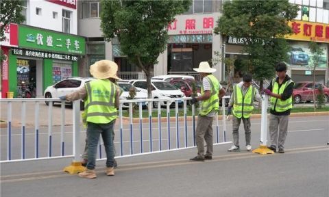  隔离护栏|还想随意调头、乱穿马路？红河蒙自这条路装了个“神器”