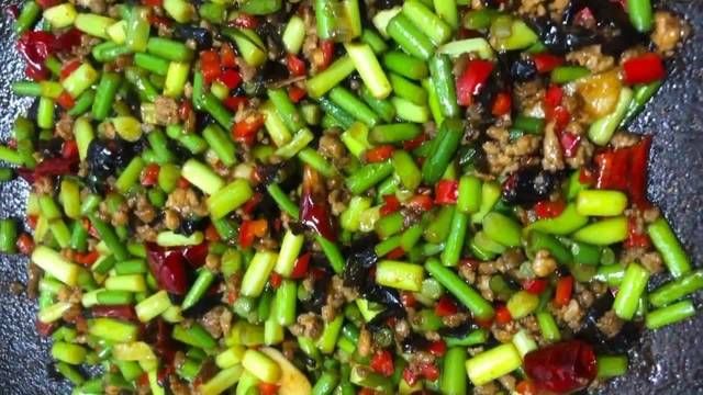  油腻|蒜薹炒肉末，咸香味美不油腻，做法简单营养丰富，米饭的绝佳搭档