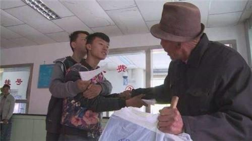  治病|陕西男孩参加《变形记》，卖掉8万项链给山区爷爷治病，现状如何