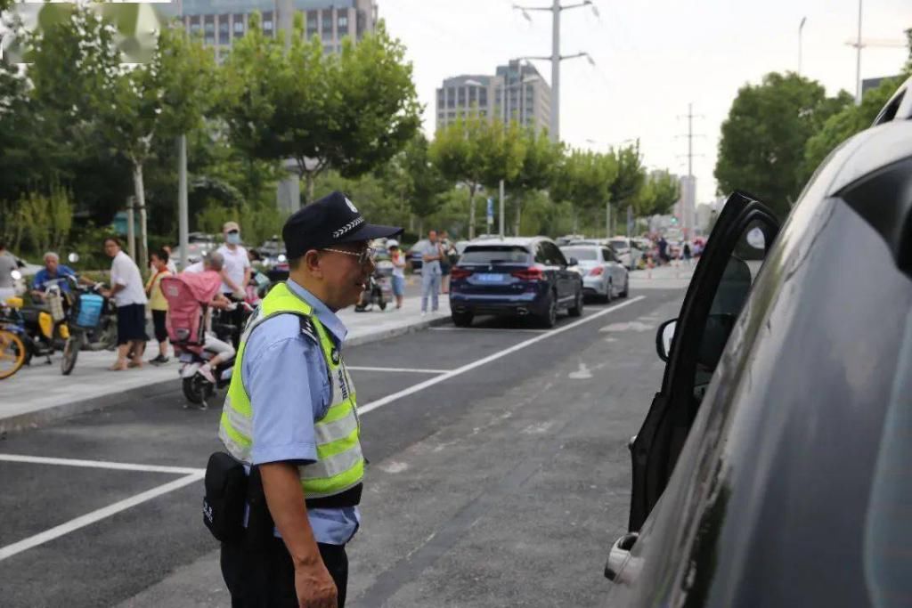  拥堵|让校门口的道路畅通起来