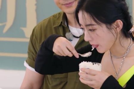  甜品|赵丽颖又被批没素质？吃完甜品吐回碗里，小动作难掩真实习惯