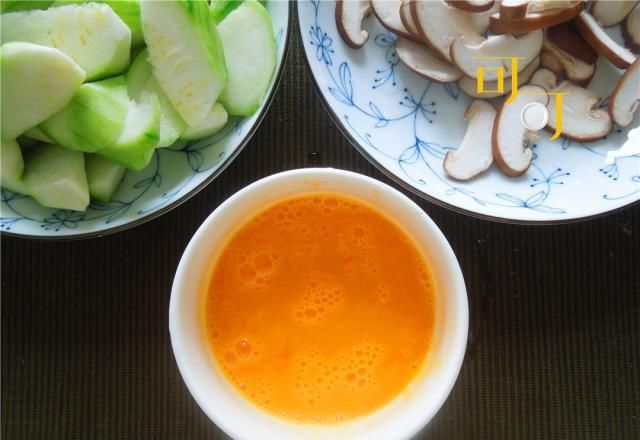  香菇|不用味精就已很鲜美的丝瓜香菇炒蛋，颜色漂亮营养好，一学就会