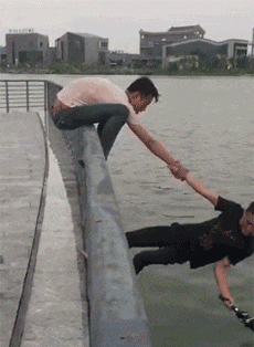 GIF|搞笑GIF：卖菜的不应该都是大妈吗？为什么这位小姐姐这么漂亮？