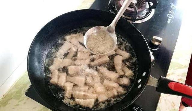 做法|想吃红烧肉不用下饭店,配方和做法详细告诉你,香而不腻,超下饭