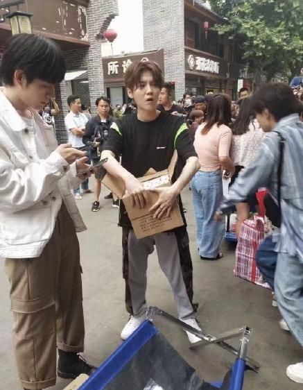  回应|和节目组闹掰？邓超发文表示要停录，陈赫鹿晗两人跟风回应！