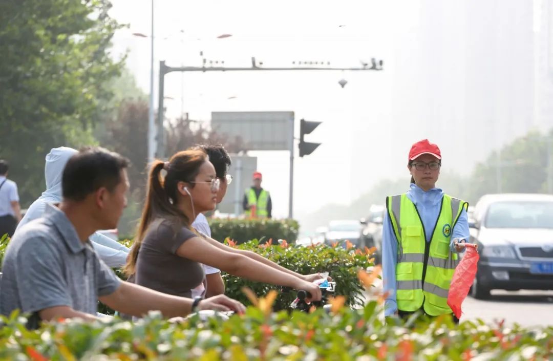 体育局|市体育局开展“礼让斑马线 我为你点赞”文明劝导体验活动