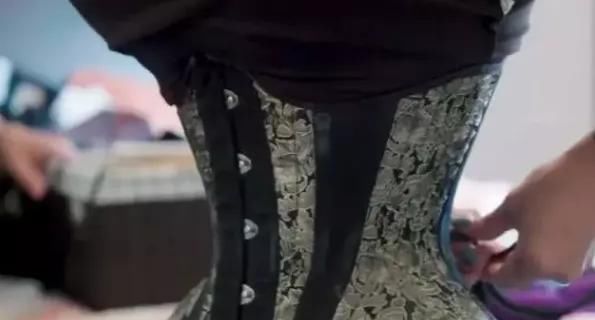  英国的罗米|缅甸女孩打破世界纪录，成为全球腰最细的人！自曝细腰纯天然