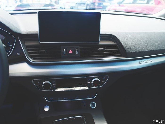  奥迪|奥迪Q5L看车，毕竟是SUV空间也更宽敞，更适合以后自驾