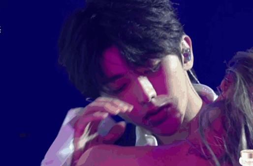  舞台|蔡徐坤亮相姐姐成团夜，舞台上大胆和伴舞亲密互动，粉丝暴风哭泣