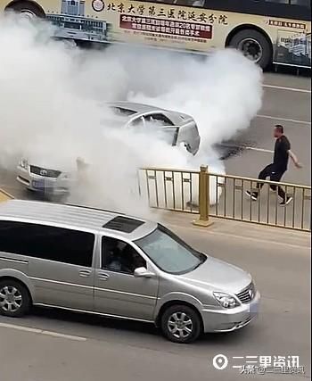  被困|车撞护栏直冒白烟，司机昏迷被困，3名热心市民冲上去施救