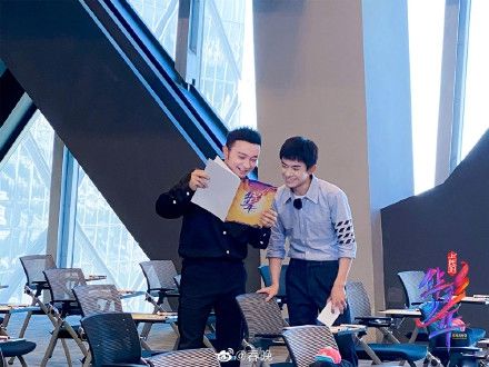  选手|央视《华彩少年》开始录制 易烊千玺带领选手进行笔试