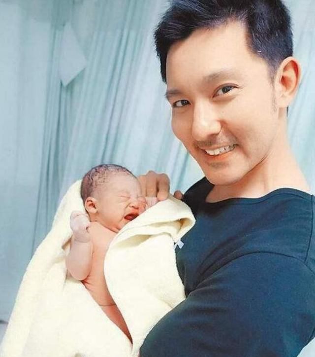 偶像剧|“霸总”鼻祖立威廉罕晒近照！满脸胡茬贵气范依旧，父女同框超温馨