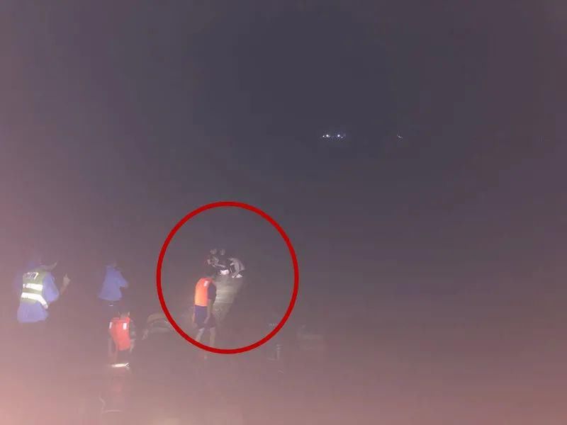  背影|你们救人的背影，真帅！