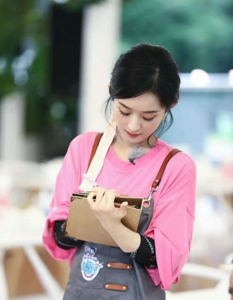  赵丽颖|穿搭无亮点怎么办？学学赵丽颖，一件“勺子项链”，成最靓的妞