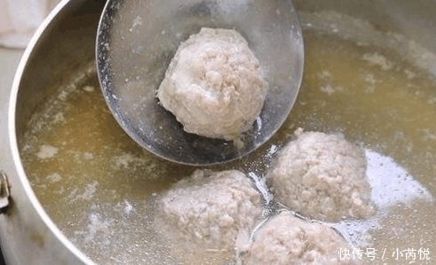 正确|你们煮肉丸都是直接下锅? 难怪肉发柴口感差, 正确方法在这!