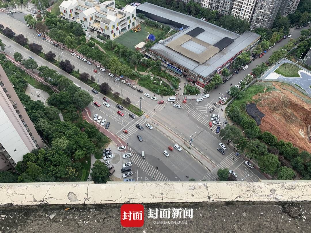  家属|成都一女子和一幼童从高楼坠亡 现场探访：家属仍未出现 死者身份尚在调查