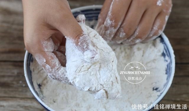 小女孩|跟七岁小女孩学炸鸡翅,注意裹粉步骤,鸡翅表面能起鳞