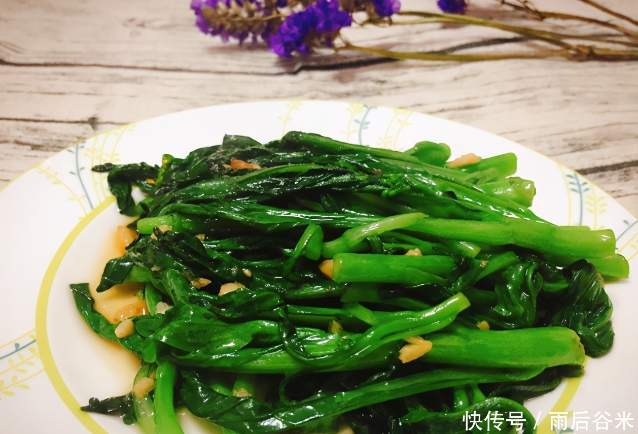 技巧|炒青菜,别直接下锅!大厨教你2个技巧,青菜翠绿又脆嫩,不出水