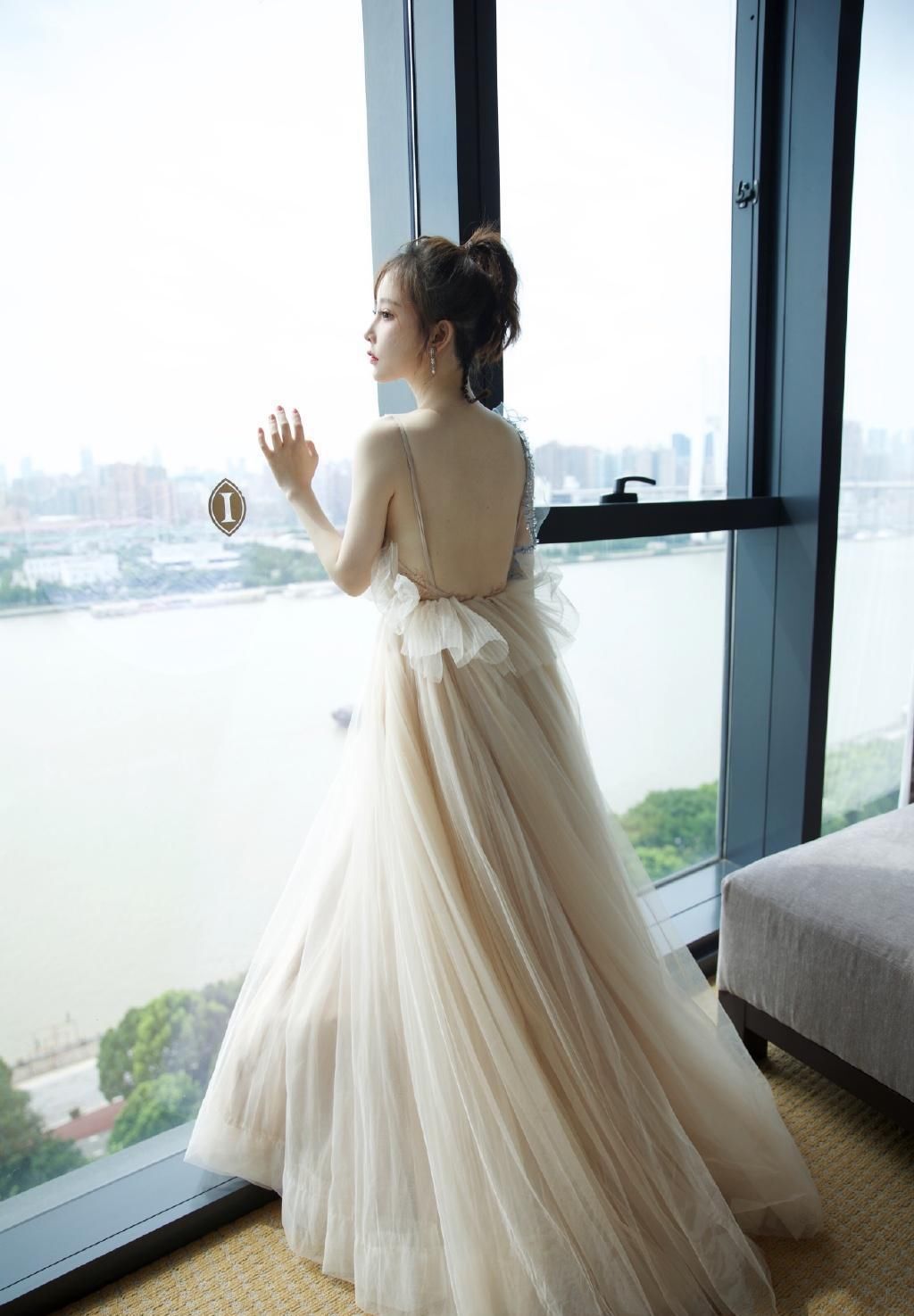  依旧|不愧是“宅男女神”，冯提莫露背轻纱裙配高马尾，29岁依旧甜美