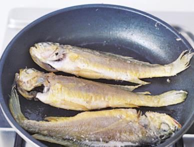 试试看|用这种菜烧小黄鱼,鱼肉嫩滑,酸爽开胃,比红烧的还好吃,试试看