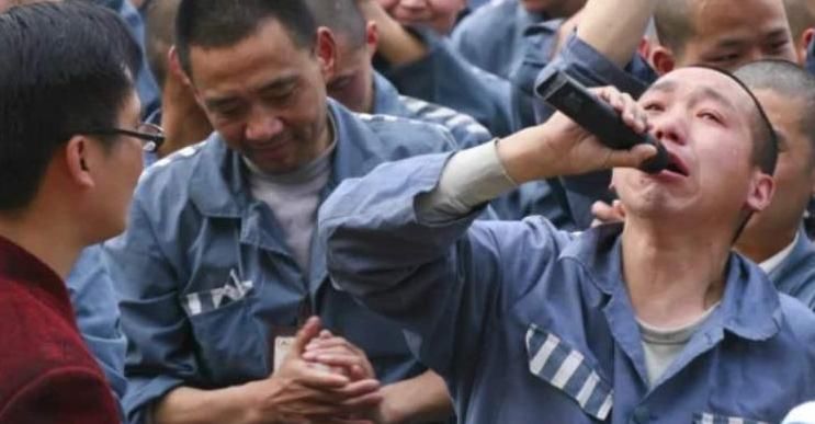 犯人|被判无期的犯人，在监狱中老了不能动了怎么处理？国家安排很贴心